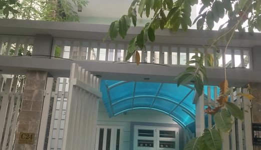 Nhà Thuê Khu Phạm Hữu Lầu -Q7 -5X18M- Trệt , 2 Lầu -3Pn- Đường 10M- Giá Thuê  Chốt 15Tr / Tháng .