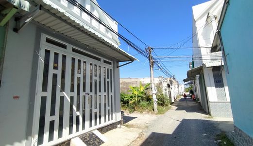 Bán Nhà Gốc 2 Mặt Tiền Kdc Sơn Thủy, Quốc Lộ 91B ( Qua Cầu Rạch Xúc 300M), Bình Thủy, Cần Thơ • Dt 4,5M X 9M. = 40M2  • Hướng: Đông Bắc - Tây Bắc • Pháp Lý: Thổ Cư 100%, Gpxd Chính • Nhà 1 Trệt, 1 Lững  