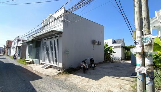 Bán Nhà Gốc 2 Mặt Tiền Kdc Sơn Thủy, Quốc Lộ 91B ( Qua Cầu Rạch Xúc 300M), Bình Thủy, Cần Thơ • Dt 4,5M X 9M. = 40M2  • Hướng: Đông Bắc - Tây Bắc • Pháp Lý: Thổ Cư 100%, Gpxd Chính • Nhà 1 Trệt, 1 Lững  